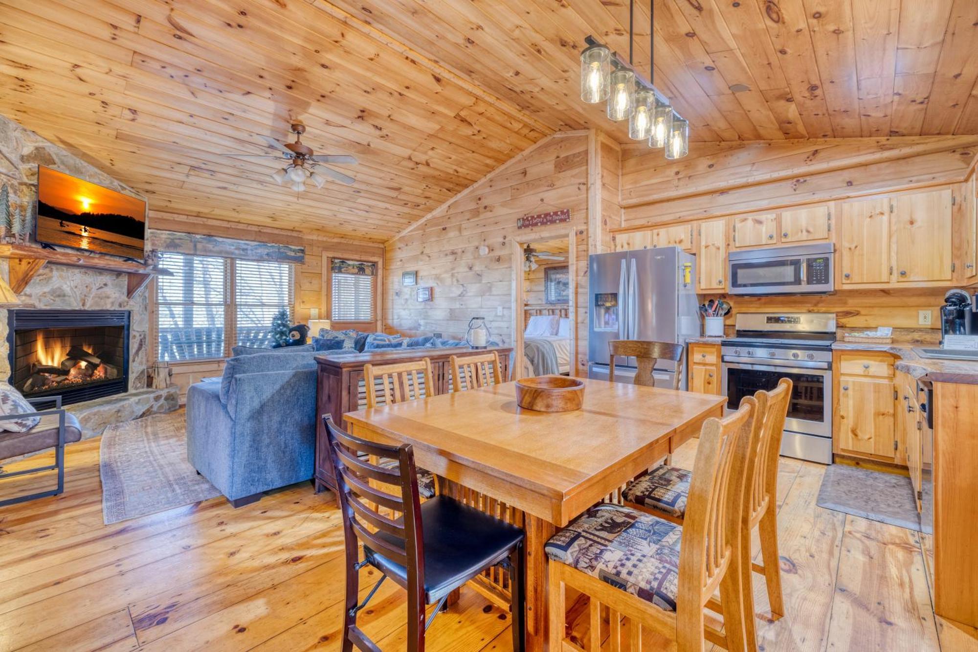 Secluded Sunrise Ridge-10 Min From Blue Ridge, King Beds, Hot Tub, 2 Porches, Fireplace Wood Burning, Mountain View, Cozy エクステリア 写真
